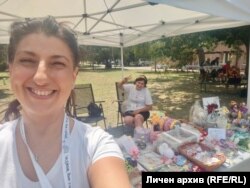 Ивелина Салпарова пред сергията с подаръци, създадени от децата и родителите на "Заедно можем".
