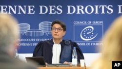 Председателят на ЕСПЧ Матиас Гиомар чете решенията пред препълнената съдебна зала в Страсбург, Франция, 9 юли 2025 г.