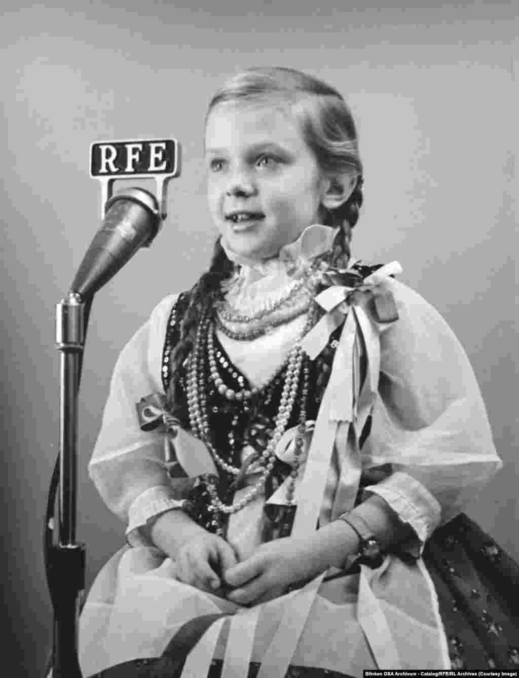 Момиче от Полша записва съобщение до сънародниците си и жени, които живеят в комунистически страни.Заедно с новинарски емисии RFE и RL имат и развлекателни програми, които включват модерна музика и културни предавания на езиците на излъчване.