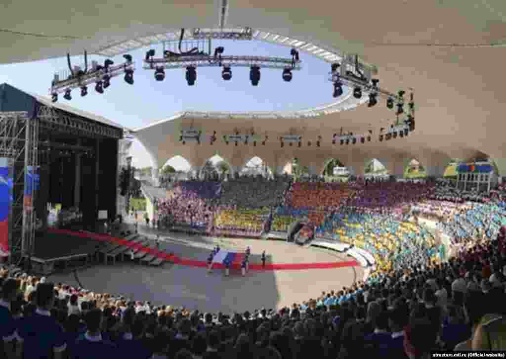 Представление в театър в "Артек" през лятото на 2021 г.След началото на пълномащабната руска инвазия в Украйна през 2022 г. „Артек“ е въвлечен в един от най-мрачните аспекти на войната.Заедно с няколко други детски лагера, „Артек“ е известен с това, че се превръща в база са „русификация“ на непълнолетни украински деца, включително сираци, заловени и отвлечени по време на първите месеци от руската инвазия. За отвличане на украински деца Международния съд в Хага издаде заповеди за арест на Путин и жена от президентската му администрация.