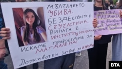 Плакати на частници в протест пред сградата на полицията в Хасково. Снимка: БТА