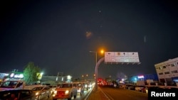 Следи се виждат в небето, след като иранските въоръжени сили казаха, че са нанесли ракетен удар по базата „Ал Удейд“ в Катар. Кадър от Доха, Катар, 23 юни 2025 г.