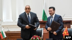 Бойко Борисов и Зоран Заев на церемонията за подписване на Договора за приятелство, доросъседство и сътрудничество на 1 август 2017 г. в Скопие